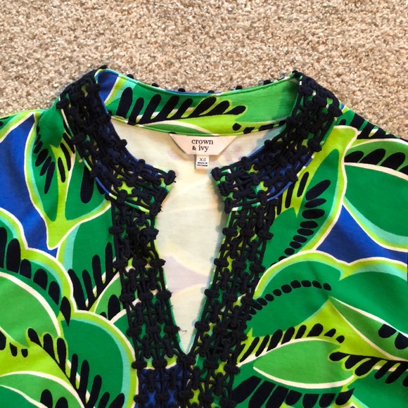 Crown and Ivy Tropics Dress with detailed neckline - Picture 2 of 3